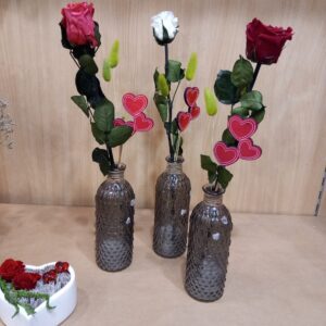 Rose éternelle dans soliflore